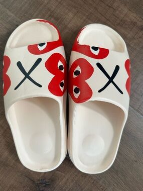 Heart and eye men’s slides size 10